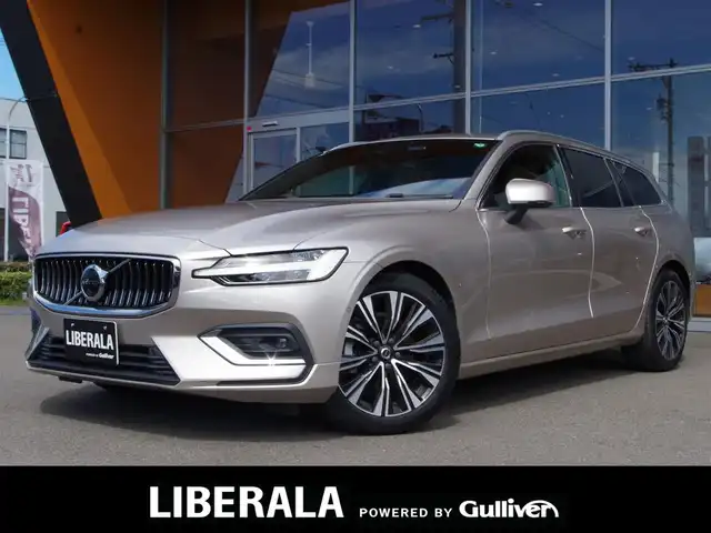 ボルボ ボルボ Ｖ６０ アルティメット B4 岐阜県 2023(令5)年 1.5万km ゴールド harman/kardonプレミアムサウンドオーディオシステム/Google Apps and Services/　ナビゲーションシステム Google マップ/　音声操作システム Google アシスタント/　アプリケーション Google Play/衝突回避・被害軽減ブレーキシステム/歩行者・サイクリスト大型動物検知機能（夜間含む）/インターセクションサポート（右折時対向車検知機能）/対向車対応機能/ステアリングサポート（衝突回避支援機能）/オンカミングレーンミティゲーション（対向車線衝突回避支援機能）/レーンキーピングエイド/ドライバーアラートコントロール/ロードサインインフォメーション/ランオフロードミティゲーション（道路逸脱回避支援機能）/リア衝突回避被害軽減ブレーキシステム/パイロットアシスト（車線維持支援機能）/全車速追従機能付ACC/ステアリングアシスト付BLIS/衝突回避・被害軽減ブレーキ機能付CTA（クロス・トラフィック・アラート）/ランオフロードプロテクション（道路逸脱事故時保護機能）/フルアクティブハイビーム（LEDヘッドライト）/360°ビューカメラ/先行車発進告知機能