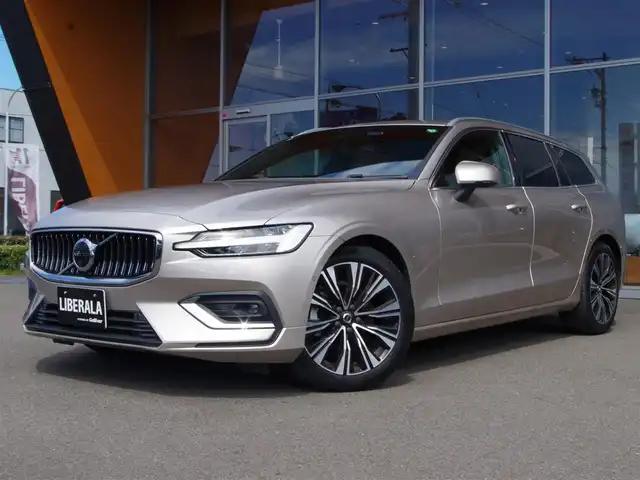 ボルボ ボルボ Ｖ６０ アルティメット B4 岐阜県 2023(令5)年 1.5万km ゴールド harman/kardonプレミアムサウンドオーディオシステム/Google Apps and Services/　ナビゲーションシステム Google マップ/　音声操作システム Google アシスタント/　アプリケーション Google Play/衝突回避・被害軽減ブレーキシステム/歩行者・サイクリスト大型動物検知機能（夜間含む）/インターセクションサポート（右折時対向車検知機能）/対向車対応機能/ステアリングサポート（衝突回避支援機能）/オンカミングレーンミティゲーション（対向車線衝突回避支援機能）/レーンキーピングエイド/ドライバーアラートコントロール/ロードサインインフォメーション/ランオフロードミティゲーション（道路逸脱回避支援機能）/リア衝突回避被害軽減ブレーキシステム/パイロットアシスト（車線維持支援機能）/全車速追従機能付ACC/ステアリングアシスト付BLIS/衝突回避・被害軽減ブレーキ機能付CTA（クロス・トラフィック・アラート）/ランオフロードプロテクション（道路逸脱事故時保護機能）/フルアクティブハイビーム（LEDヘッドライト）/360°ビューカメラ/先行車発進告知機能