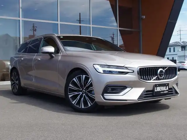 ボルボ ボルボ Ｖ６０ アルティメット B4 岐阜県 2023(令5)年 1.5万km ゴールド harman/kardonプレミアムサウンドオーディオシステム/Google Apps and Services/　ナビゲーションシステム Google マップ/　音声操作システム Google アシスタント/　アプリケーション Google Play/衝突回避・被害軽減ブレーキシステム/歩行者・サイクリスト大型動物検知機能（夜間含む）/インターセクションサポート（右折時対向車検知機能）/対向車対応機能/ステアリングサポート（衝突回避支援機能）/オンカミングレーンミティゲーション（対向車線衝突回避支援機能）/レーンキーピングエイド/ドライバーアラートコントロール/ロードサインインフォメーション/ランオフロードミティゲーション（道路逸脱回避支援機能）/リア衝突回避被害軽減ブレーキシステム/パイロットアシスト（車線維持支援機能）/全車速追従機能付ACC/ステアリングアシスト付BLIS/衝突回避・被害軽減ブレーキ機能付CTA（クロス・トラフィック・アラート）/ランオフロードプロテクション（道路逸脱事故時保護機能）/フルアクティブハイビーム（LEDヘッドライト）/360°ビューカメラ/先行車発進告知機能