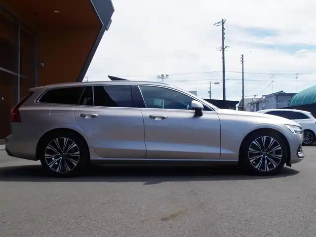 ボルボ ボルボ Ｖ６０ アルティメット B4 岐阜県 2023(令5)年 1.5万km ゴールド harman/kardonプレミアムサウンドオーディオシステム/Google Apps and Services/　ナビゲーションシステム Google マップ/　音声操作システム Google アシスタント/　アプリケーション Google Play/衝突回避・被害軽減ブレーキシステム/歩行者・サイクリスト大型動物検知機能（夜間含む）/インターセクションサポート（右折時対向車検知機能）/対向車対応機能/ステアリングサポート（衝突回避支援機能）/オンカミングレーンミティゲーション（対向車線衝突回避支援機能）/レーンキーピングエイド/ドライバーアラートコントロール/ロードサインインフォメーション/ランオフロードミティゲーション（道路逸脱回避支援機能）/リア衝突回避被害軽減ブレーキシステム/パイロットアシスト（車線維持支援機能）/全車速追従機能付ACC/ステアリングアシスト付BLIS/衝突回避・被害軽減ブレーキ機能付CTA（クロス・トラフィック・アラート）/ランオフロードプロテクション（道路逸脱事故時保護機能）/フルアクティブハイビーム（LEDヘッドライト）/360°ビューカメラ/先行車発進告知機能