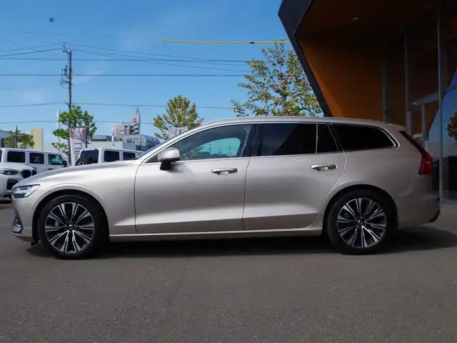 ボルボ ボルボ Ｖ６０ アルティメット B4 岐阜県 2023(令5)年 1.5万km ゴールド harman/kardonプレミアムサウンドオーディオシステム/Google Apps and Services/　ナビゲーションシステム Google マップ/　音声操作システム Google アシスタント/　アプリケーション Google Play/衝突回避・被害軽減ブレーキシステム/歩行者・サイクリスト大型動物検知機能（夜間含む）/インターセクションサポート（右折時対向車検知機能）/対向車対応機能/ステアリングサポート（衝突回避支援機能）/オンカミングレーンミティゲーション（対向車線衝突回避支援機能）/レーンキーピングエイド/ドライバーアラートコントロール/ロードサインインフォメーション/ランオフロードミティゲーション（道路逸脱回避支援機能）/リア衝突回避被害軽減ブレーキシステム/パイロットアシスト（車線維持支援機能）/全車速追従機能付ACC/ステアリングアシスト付BLIS/衝突回避・被害軽減ブレーキ機能付CTA（クロス・トラフィック・アラート）/ランオフロードプロテクション（道路逸脱事故時保護機能）/フルアクティブハイビーム（LEDヘッドライト）/360°ビューカメラ/先行車発進告知機能