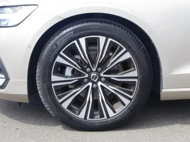 ボルボ ボルボ Ｖ６０ アルティメット B4 岐阜県 2023(令5)年 1.5万km ゴールド harman/kardonプレミアムサウンドオーディオシステム/Google Apps and Services/　ナビゲーションシステム Google マップ/　音声操作システム Google アシスタント/　アプリケーション Google Play/衝突回避・被害軽減ブレーキシステム/歩行者・サイクリスト大型動物検知機能（夜間含む）/インターセクションサポート（右折時対向車検知機能）/対向車対応機能/ステアリングサポート（衝突回避支援機能）/オンカミングレーンミティゲーション（対向車線衝突回避支援機能）/レーンキーピングエイド/ドライバーアラートコントロール/ロードサインインフォメーション/ランオフロードミティゲーション（道路逸脱回避支援機能）/リア衝突回避被害軽減ブレーキシステム/パイロットアシスト（車線維持支援機能）/全車速追従機能付ACC/ステアリングアシスト付BLIS/衝突回避・被害軽減ブレーキ機能付CTA（クロス・トラフィック・アラート）/ランオフロードプロテクション（道路逸脱事故時保護機能）/フルアクティブハイビーム（LEDヘッドライト）/360°ビューカメラ/先行車発進告知機能