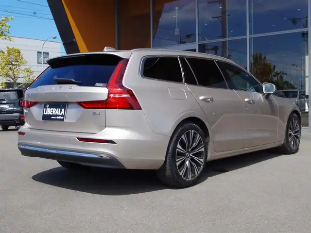 ボルボ ボルボ Ｖ６０ アルティメット B4 岐阜県 2023(令5)年 1.5万km ゴールド harman/kardonプレミアムサウンドオーディオシステム/Google Apps and Services/　ナビゲーションシステム Google マップ/　音声操作システム Google アシスタント/　アプリケーション Google Play/衝突回避・被害軽減ブレーキシステム/歩行者・サイクリスト大型動物検知機能（夜間含む）/インターセクションサポート（右折時対向車検知機能）/対向車対応機能/ステアリングサポート（衝突回避支援機能）/オンカミングレーンミティゲーション（対向車線衝突回避支援機能）/レーンキーピングエイド/ドライバーアラートコントロール/ロードサインインフォメーション/ランオフロードミティゲーション（道路逸脱回避支援機能）/リア衝突回避被害軽減ブレーキシステム/パイロットアシスト（車線維持支援機能）/全車速追従機能付ACC/ステアリングアシスト付BLIS/衝突回避・被害軽減ブレーキ機能付CTA（クロス・トラフィック・アラート）/ランオフロードプロテクション（道路逸脱事故時保護機能）/フルアクティブハイビーム（LEDヘッドライト）/360°ビューカメラ/先行車発進告知機能