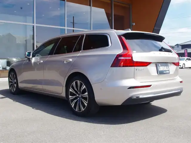 ボルボ ボルボ Ｖ６０ アルティメット B4 岐阜県 2023(令5)年 1.5万km ゴールド harman/kardonプレミアムサウンドオーディオシステム/Google Apps and Services/　ナビゲーションシステム Google マップ/　音声操作システム Google アシスタント/　アプリケーション Google Play/衝突回避・被害軽減ブレーキシステム/歩行者・サイクリスト大型動物検知機能（夜間含む）/インターセクションサポート（右折時対向車検知機能）/対向車対応機能/ステアリングサポート（衝突回避支援機能）/オンカミングレーンミティゲーション（対向車線衝突回避支援機能）/レーンキーピングエイド/ドライバーアラートコントロール/ロードサインインフォメーション/ランオフロードミティゲーション（道路逸脱回避支援機能）/リア衝突回避被害軽減ブレーキシステム/パイロットアシスト（車線維持支援機能）/全車速追従機能付ACC/ステアリングアシスト付BLIS/衝突回避・被害軽減ブレーキ機能付CTA（クロス・トラフィック・アラート）/ランオフロードプロテクション（道路逸脱事故時保護機能）/フルアクティブハイビーム（LEDヘッドライト）/360°ビューカメラ/先行車発進告知機能