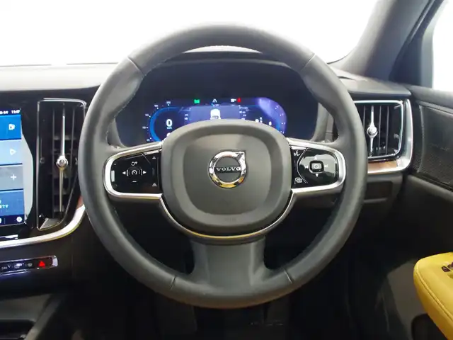 ボルボ ボルボ Ｖ６０ アルティメット B4 岐阜県 2023(令5)年 1.5万km ゴールド harman/kardonプレミアムサウンドオーディオシステム/Google Apps and Services/　ナビゲーションシステム Google マップ/　音声操作システム Google アシスタント/　アプリケーション Google Play/衝突回避・被害軽減ブレーキシステム/歩行者・サイクリスト大型動物検知機能（夜間含む）/インターセクションサポート（右折時対向車検知機能）/対向車対応機能/ステアリングサポート（衝突回避支援機能）/オンカミングレーンミティゲーション（対向車線衝突回避支援機能）/レーンキーピングエイド/ドライバーアラートコントロール/ロードサインインフォメーション/ランオフロードミティゲーション（道路逸脱回避支援機能）/リア衝突回避被害軽減ブレーキシステム/パイロットアシスト（車線維持支援機能）/全車速追従機能付ACC/ステアリングアシスト付BLIS/衝突回避・被害軽減ブレーキ機能付CTA（クロス・トラフィック・アラート）/ランオフロードプロテクション（道路逸脱事故時保護機能）/フルアクティブハイビーム（LEDヘッドライト）/360°ビューカメラ/先行車発進告知機能