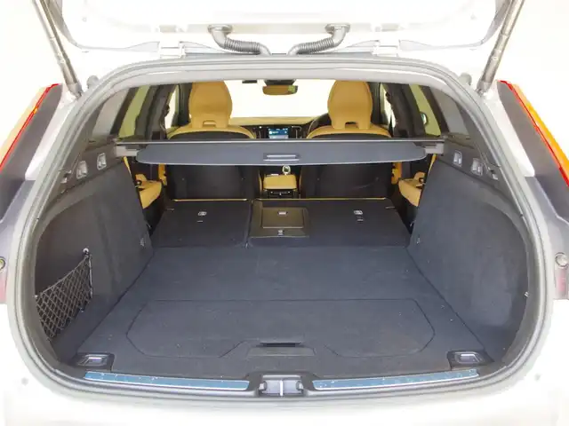 ボルボ ボルボ Ｖ６０ アルティメット B4 岐阜県 2023(令5)年 1.5万km ゴールド harman/kardonプレミアムサウンドオーディオシステム/Google Apps and Services/　ナビゲーションシステム Google マップ/　音声操作システム Google アシスタント/　アプリケーション Google Play/衝突回避・被害軽減ブレーキシステム/歩行者・サイクリスト大型動物検知機能（夜間含む）/インターセクションサポート（右折時対向車検知機能）/対向車対応機能/ステアリングサポート（衝突回避支援機能）/オンカミングレーンミティゲーション（対向車線衝突回避支援機能）/レーンキーピングエイド/ドライバーアラートコントロール/ロードサインインフォメーション/ランオフロードミティゲーション（道路逸脱回避支援機能）/リア衝突回避被害軽減ブレーキシステム/パイロットアシスト（車線維持支援機能）/全車速追従機能付ACC/ステアリングアシスト付BLIS/衝突回避・被害軽減ブレーキ機能付CTA（クロス・トラフィック・アラート）/ランオフロードプロテクション（道路逸脱事故時保護機能）/フルアクティブハイビーム（LEDヘッドライト）/360°ビューカメラ/先行車発進告知機能