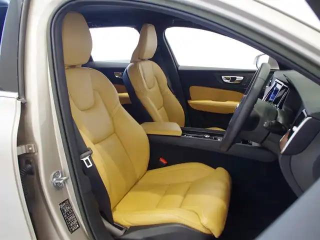 ボルボ ボルボ Ｖ６０ アルティメット B4 岐阜県 2023(令5)年 1.5万km ゴールド harman/kardonプレミアムサウンドオーディオシステム/Google Apps and Services/　ナビゲーションシステム Google マップ/　音声操作システム Google アシスタント/　アプリケーション Google Play/衝突回避・被害軽減ブレーキシステム/歩行者・サイクリスト大型動物検知機能（夜間含む）/インターセクションサポート（右折時対向車検知機能）/対向車対応機能/ステアリングサポート（衝突回避支援機能）/オンカミングレーンミティゲーション（対向車線衝突回避支援機能）/レーンキーピングエイド/ドライバーアラートコントロール/ロードサインインフォメーション/ランオフロードミティゲーション（道路逸脱回避支援機能）/リア衝突回避被害軽減ブレーキシステム/パイロットアシスト（車線維持支援機能）/全車速追従機能付ACC/ステアリングアシスト付BLIS/衝突回避・被害軽減ブレーキ機能付CTA（クロス・トラフィック・アラート）/ランオフロードプロテクション（道路逸脱事故時保護機能）/フルアクティブハイビーム（LEDヘッドライト）/360°ビューカメラ/先行車発進告知機能