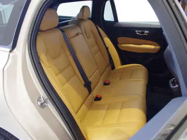 ボルボ ボルボ Ｖ６０ アルティメット B4 岐阜県 2023(令5)年 1.5万km ゴールド harman/kardonプレミアムサウンドオーディオシステム/Google Apps and Services/　ナビゲーションシステム Google マップ/　音声操作システム Google アシスタント/　アプリケーション Google Play/衝突回避・被害軽減ブレーキシステム/歩行者・サイクリスト大型動物検知機能（夜間含む）/インターセクションサポート（右折時対向車検知機能）/対向車対応機能/ステアリングサポート（衝突回避支援機能）/オンカミングレーンミティゲーション（対向車線衝突回避支援機能）/レーンキーピングエイド/ドライバーアラートコントロール/ロードサインインフォメーション/ランオフロードミティゲーション（道路逸脱回避支援機能）/リア衝突回避被害軽減ブレーキシステム/パイロットアシスト（車線維持支援機能）/全車速追従機能付ACC/ステアリングアシスト付BLIS/衝突回避・被害軽減ブレーキ機能付CTA（クロス・トラフィック・アラート）/ランオフロードプロテクション（道路逸脱事故時保護機能）/フルアクティブハイビーム（LEDヘッドライト）/360°ビューカメラ/先行車発進告知機能