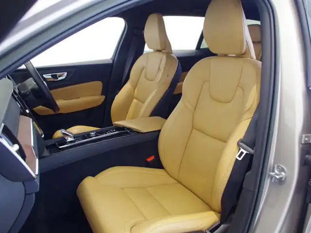 ボルボ ボルボ Ｖ６０ アルティメット B4 岐阜県 2023(令5)年 1.5万km ゴールド harman/kardonプレミアムサウンドオーディオシステム/Google Apps and Services/　ナビゲーションシステム Google マップ/　音声操作システム Google アシスタント/　アプリケーション Google Play/衝突回避・被害軽減ブレーキシステム/歩行者・サイクリスト大型動物検知機能（夜間含む）/インターセクションサポート（右折時対向車検知機能）/対向車対応機能/ステアリングサポート（衝突回避支援機能）/オンカミングレーンミティゲーション（対向車線衝突回避支援機能）/レーンキーピングエイド/ドライバーアラートコントロール/ロードサインインフォメーション/ランオフロードミティゲーション（道路逸脱回避支援機能）/リア衝突回避被害軽減ブレーキシステム/パイロットアシスト（車線維持支援機能）/全車速追従機能付ACC/ステアリングアシスト付BLIS/衝突回避・被害軽減ブレーキ機能付CTA（クロス・トラフィック・アラート）/ランオフロードプロテクション（道路逸脱事故時保護機能）/フルアクティブハイビーム（LEDヘッドライト）/360°ビューカメラ/先行車発進告知機能