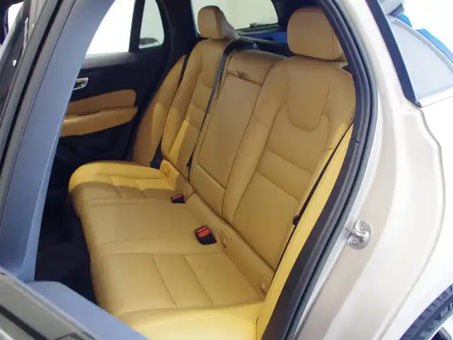 ボルボ ボルボ Ｖ６０ アルティメット B4 岐阜県 2023(令5)年 1.5万km ゴールド harman/kardonプレミアムサウンドオーディオシステム/Google Apps and Services/　ナビゲーションシステム Google マップ/　音声操作システム Google アシスタント/　アプリケーション Google Play/衝突回避・被害軽減ブレーキシステム/歩行者・サイクリスト大型動物検知機能（夜間含む）/インターセクションサポート（右折時対向車検知機能）/対向車対応機能/ステアリングサポート（衝突回避支援機能）/オンカミングレーンミティゲーション（対向車線衝突回避支援機能）/レーンキーピングエイド/ドライバーアラートコントロール/ロードサインインフォメーション/ランオフロードミティゲーション（道路逸脱回避支援機能）/リア衝突回避被害軽減ブレーキシステム/パイロットアシスト（車線維持支援機能）/全車速追従機能付ACC/ステアリングアシスト付BLIS/衝突回避・被害軽減ブレーキ機能付CTA（クロス・トラフィック・アラート）/ランオフロードプロテクション（道路逸脱事故時保護機能）/フルアクティブハイビーム（LEDヘッドライト）/360°ビューカメラ/先行車発進告知機能