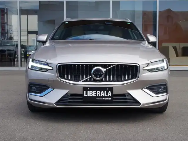 ボルボ ボルボ Ｖ６０ アルティメット B4 岐阜県 2023(令5)年 1.5万km ゴールド harman/kardonプレミアムサウンドオーディオシステム/Google Apps and Services/　ナビゲーションシステム Google マップ/　音声操作システム Google アシスタント/　アプリケーション Google Play/衝突回避・被害軽減ブレーキシステム/歩行者・サイクリスト大型動物検知機能（夜間含む）/インターセクションサポート（右折時対向車検知機能）/対向車対応機能/ステアリングサポート（衝突回避支援機能）/オンカミングレーンミティゲーション（対向車線衝突回避支援機能）/レーンキーピングエイド/ドライバーアラートコントロール/ロードサインインフォメーション/ランオフロードミティゲーション（道路逸脱回避支援機能）/リア衝突回避被害軽減ブレーキシステム/パイロットアシスト（車線維持支援機能）/全車速追従機能付ACC/ステアリングアシスト付BLIS/衝突回避・被害軽減ブレーキ機能付CTA（クロス・トラフィック・アラート）/ランオフロードプロテクション（道路逸脱事故時保護機能）/フルアクティブハイビーム（LEDヘッドライト）/360°ビューカメラ/先行車発進告知機能