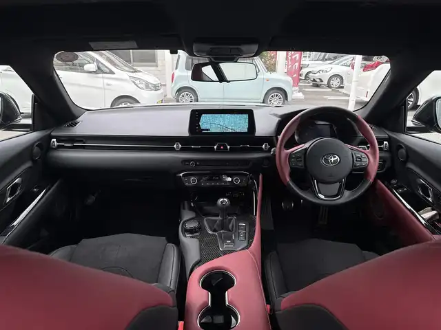 トヨタ スープラ RZ 三重県 2025(令7)年 0.1万km ブラックメタリック ワンオーナー/プリクラッシュセーフティ/HDDナビゲーションシステム/・8.8インチタッチディスプレイ/・地デジTV/・HDDオーディオ/・Toyota Supra Connect/・Bluetooth/JBLプレミアムサウンドシステム(12スピーカー)/バックモニター/リアクロストラフィックアラート/クルーズコントロール/レーンディパーチャーアラート/ブラインドスポットモニター/ブラック/レッドツートーンアルカンターラ/革コンビシート/パワーシート/シートヒーター（前席）/カラーヘッドアップディスプレイ/USBポート/ETC/純正19インチ10本スポークツヤ消ダークメタリック塗装鍛造アルミホイール/「Supra」ロゴ入brembo製レッドブレーキキャリパー/6灯式LEDヘッドランプ/・オートライト/アダプティブハイビーム/プッシュエンジンスタート/スマートキー/新車時保証書/取扱説明書