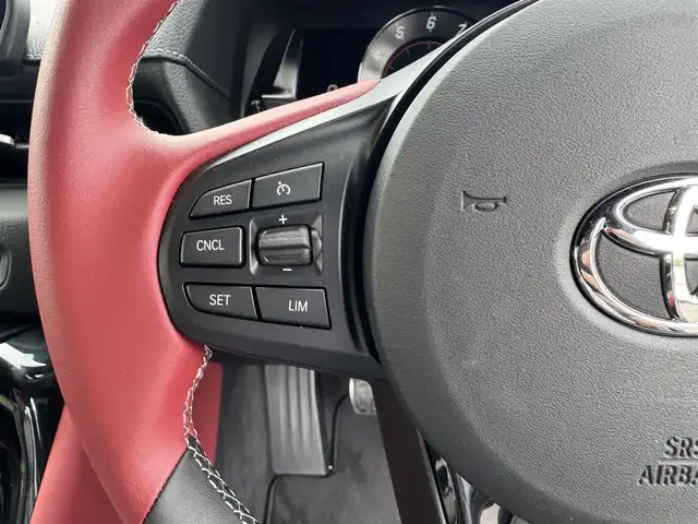 トヨタ スープラ RZ 三重県 2025(令7)年 0.1万km ブラックメタリック ワンオーナー/プリクラッシュセーフティ/HDDナビゲーションシステム/・8.8インチタッチディスプレイ/・地デジTV/・HDDオーディオ/・Toyota Supra Connect/・Bluetooth/JBLプレミアムサウンドシステム(12スピーカー)/バックモニター/リアクロストラフィックアラート/クルーズコントロール/レーンディパーチャーアラート/ブラインドスポットモニター/ブラック/レッドツートーンアルカンターラ/革コンビシート/パワーシート/シートヒーター（前席）/カラーヘッドアップディスプレイ/USBポート/ETC/純正19インチ10本スポークツヤ消ダークメタリック塗装鍛造アルミホイール/「Supra」ロゴ入brembo製レッドブレーキキャリパー/6灯式LEDヘッドランプ/・オートライト/アダプティブハイビーム/プッシュエンジンスタート/スマートキー/新車時保証書/取扱説明書