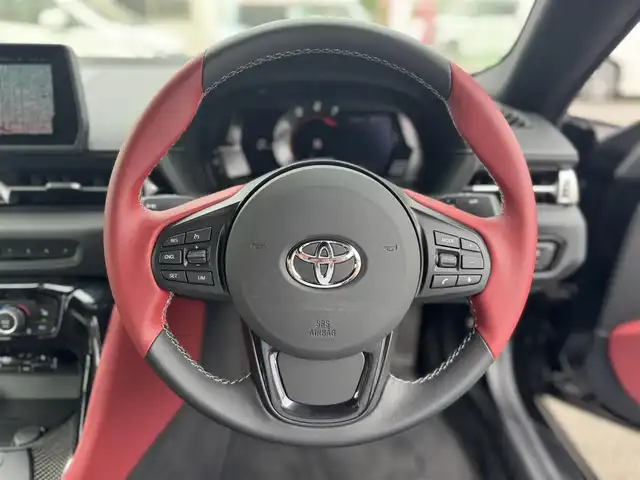 トヨタ スープラ RZ 三重県 2025(令7)年 0.1万km ブラックメタリック ワンオーナー/プリクラッシュセーフティ/HDDナビゲーションシステム/・8.8インチタッチディスプレイ/・地デジTV/・HDDオーディオ/・Toyota Supra Connect/・Bluetooth/JBLプレミアムサウンドシステム(12スピーカー)/バックモニター/リアクロストラフィックアラート/クルーズコントロール/レーンディパーチャーアラート/ブラインドスポットモニター/ブラック/レッドツートーンアルカンターラ/革コンビシート/パワーシート/シートヒーター（前席）/カラーヘッドアップディスプレイ/USBポート/ETC/純正19インチ10本スポークツヤ消ダークメタリック塗装鍛造アルミホイール/「Supra」ロゴ入brembo製レッドブレーキキャリパー/6灯式LEDヘッドランプ/・オートライト/アダプティブハイビーム/プッシュエンジンスタート/スマートキー/新車時保証書/取扱説明書