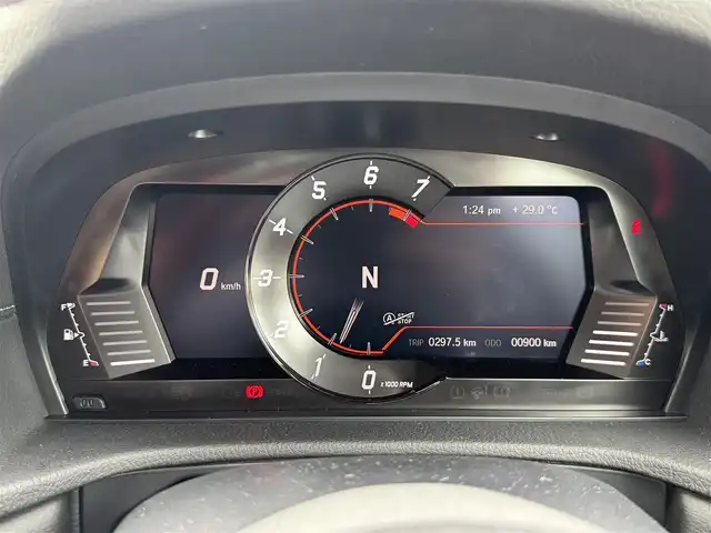 トヨタ スープラ RZ 三重県 2025(令7)年 0.1万km ブラックメタリック ワンオーナー/プリクラッシュセーフティ/HDDナビゲーションシステム/・8.8インチタッチディスプレイ/・地デジTV/・HDDオーディオ/・Toyota Supra Connect/・Bluetooth/JBLプレミアムサウンドシステム(12スピーカー)/バックモニター/リアクロストラフィックアラート/クルーズコントロール/レーンディパーチャーアラート/ブラインドスポットモニター/ブラック/レッドツートーンアルカンターラ/革コンビシート/パワーシート/シートヒーター（前席）/カラーヘッドアップディスプレイ/USBポート/ETC/純正19インチ10本スポークツヤ消ダークメタリック塗装鍛造アルミホイール/「Supra」ロゴ入brembo製レッドブレーキキャリパー/6灯式LEDヘッドランプ/・オートライト/アダプティブハイビーム/プッシュエンジンスタート/スマートキー/新車時保証書/取扱説明書