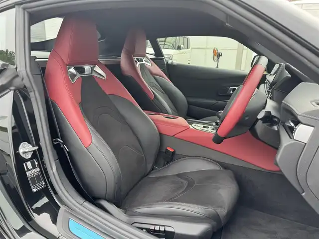 トヨタ スープラ RZ 三重県 2025(令7)年 0.1万km ブラックメタリック ワンオーナー/プリクラッシュセーフティ/HDDナビゲーションシステム/・8.8インチタッチディスプレイ/・地デジTV/・HDDオーディオ/・Toyota Supra Connect/・Bluetooth/JBLプレミアムサウンドシステム(12スピーカー)/バックモニター/リアクロストラフィックアラート/クルーズコントロール/レーンディパーチャーアラート/ブラインドスポットモニター/ブラック/レッドツートーンアルカンターラ/革コンビシート/パワーシート/シートヒーター（前席）/カラーヘッドアップディスプレイ/USBポート/ETC/純正19インチ10本スポークツヤ消ダークメタリック塗装鍛造アルミホイール/「Supra」ロゴ入brembo製レッドブレーキキャリパー/6灯式LEDヘッドランプ/・オートライト/アダプティブハイビーム/プッシュエンジンスタート/スマートキー/新車時保証書/取扱説明書