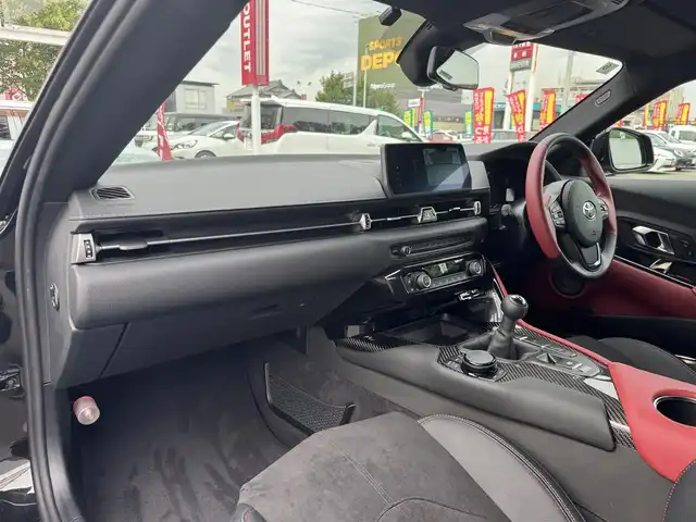 トヨタ スープラ RZ 三重県 2025(令7)年 0.1万km ブラックメタリック ワンオーナー/プリクラッシュセーフティ/HDDナビゲーションシステム/・8.8インチタッチディスプレイ/・地デジTV/・HDDオーディオ/・Toyota Supra Connect/・Bluetooth/JBLプレミアムサウンドシステム(12スピーカー)/バックモニター/リアクロストラフィックアラート/クルーズコントロール/レーンディパーチャーアラート/ブラインドスポットモニター/ブラック/レッドツートーンアルカンターラ/革コンビシート/パワーシート/シートヒーター（前席）/カラーヘッドアップディスプレイ/USBポート/ETC/純正19インチ10本スポークツヤ消ダークメタリック塗装鍛造アルミホイール/「Supra」ロゴ入brembo製レッドブレーキキャリパー/6灯式LEDヘッドランプ/・オートライト/アダプティブハイビーム/プッシュエンジンスタート/スマートキー/新車時保証書/取扱説明書