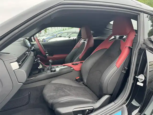 トヨタ スープラ RZ 三重県 2025(令7)年 0.1万km ブラックメタリック ワンオーナー/プリクラッシュセーフティ/HDDナビゲーションシステム/・8.8インチタッチディスプレイ/・地デジTV/・HDDオーディオ/・Toyota Supra Connect/・Bluetooth/JBLプレミアムサウンドシステム(12スピーカー)/バックモニター/リアクロストラフィックアラート/クルーズコントロール/レーンディパーチャーアラート/ブラインドスポットモニター/ブラック/レッドツートーンアルカンターラ/革コンビシート/パワーシート/シートヒーター（前席）/カラーヘッドアップディスプレイ/USBポート/ETC/純正19インチ10本スポークツヤ消ダークメタリック塗装鍛造アルミホイール/「Supra」ロゴ入brembo製レッドブレーキキャリパー/6灯式LEDヘッドランプ/・オートライト/アダプティブハイビーム/プッシュエンジンスタート/スマートキー/新車時保証書/取扱説明書