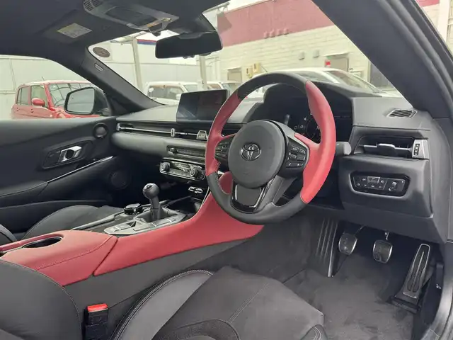 トヨタ スープラ RZ 三重県 2025(令7)年 0.1万km ブラックメタリック ワンオーナー/プリクラッシュセーフティ/HDDナビゲーションシステム/・8.8インチタッチディスプレイ/・地デジTV/・HDDオーディオ/・Toyota Supra Connect/・Bluetooth/JBLプレミアムサウンドシステム(12スピーカー)/バックモニター/リアクロストラフィックアラート/クルーズコントロール/レーンディパーチャーアラート/ブラインドスポットモニター/ブラック/レッドツートーンアルカンターラ/革コンビシート/パワーシート/シートヒーター（前席）/カラーヘッドアップディスプレイ/USBポート/ETC/純正19インチ10本スポークツヤ消ダークメタリック塗装鍛造アルミホイール/「Supra」ロゴ入brembo製レッドブレーキキャリパー/6灯式LEDヘッドランプ/・オートライト/アダプティブハイビーム/プッシュエンジンスタート/スマートキー/新車時保証書/取扱説明書
