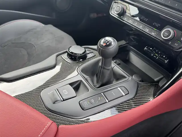 トヨタ スープラ RZ 三重県 2025(令7)年 0.1万km ブラックメタリック ワンオーナー/プリクラッシュセーフティ/HDDナビゲーションシステム/・8.8インチタッチディスプレイ/・地デジTV/・HDDオーディオ/・Toyota Supra Connect/・Bluetooth/JBLプレミアムサウンドシステム(12スピーカー)/バックモニター/リアクロストラフィックアラート/クルーズコントロール/レーンディパーチャーアラート/ブラインドスポットモニター/ブラック/レッドツートーンアルカンターラ/革コンビシート/パワーシート/シートヒーター（前席）/カラーヘッドアップディスプレイ/USBポート/ETC/純正19インチ10本スポークツヤ消ダークメタリック塗装鍛造アルミホイール/「Supra」ロゴ入brembo製レッドブレーキキャリパー/6灯式LEDヘッドランプ/・オートライト/アダプティブハイビーム/プッシュエンジンスタート/スマートキー/新車時保証書/取扱説明書