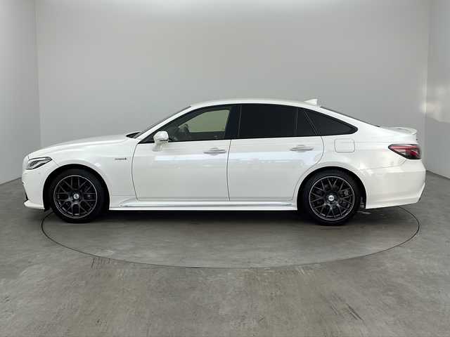 トヨタ クラウン ハイブリッド RS アドバンス 兵庫県 2019(令1)年 4.3万km ホワイトパールクリスタルシャイン ・Toyota Safety Sense/・プリクラッシュセーフティ/・レーントレーシングアシスト/・レーダークルーズコントロール（全車速追従機能付）/・ロードサインアシスト/・アダプティブハイビームシステム/・先行車発進告知機能/・ブラインドスポットモニター/・インテリジェントクリアランスソナー/・パーキングサポートブレーキ/・リヤクロストラフィックオートブレーキ/・リヤクロストラフィックアラート/・リヤカメラディテクション/・パノラミックビューモニター/・インテリジェントパーキングアシスト/・純正8インチナビ/CD/DVD/TV/SD/USB/Bluetooth/Miracast/・ヘッドアップディスプレイ/・ビルトインETC2.0/・AC100V電源/・ハーフレザー/・前席パワーシート/・前席シートヒーター/・ステアリングヒーター/・パドルシフト/・社外レーダー探知機ZERO 807LV/・デジタルインナーミラー