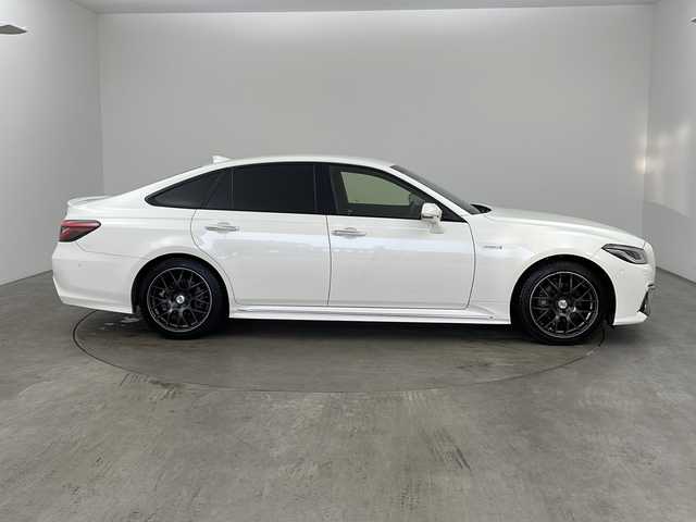 トヨタ クラウン ハイブリッド RS アドバンス 兵庫県 2019(令1)年 4.3万km ホワイトパールクリスタルシャイン ・Toyota Safety Sense/・プリクラッシュセーフティ/・レーントレーシングアシスト/・レーダークルーズコントロール（全車速追従機能付）/・ロードサインアシスト/・アダプティブハイビームシステム/・先行車発進告知機能/・ブラインドスポットモニター/・インテリジェントクリアランスソナー/・パーキングサポートブレーキ/・リヤクロストラフィックオートブレーキ/・リヤクロストラフィックアラート/・リヤカメラディテクション/・パノラミックビューモニター/・インテリジェントパーキングアシスト/・純正8インチナビ/CD/DVD/TV/SD/USB/Bluetooth/Miracast/・ヘッドアップディスプレイ/・ビルトインETC2.0/・AC100V電源/・ハーフレザー/・前席パワーシート/・前席シートヒーター/・ステアリングヒーター/・パドルシフト/・社外レーダー探知機ZERO 807LV/・デジタルインナーミラー