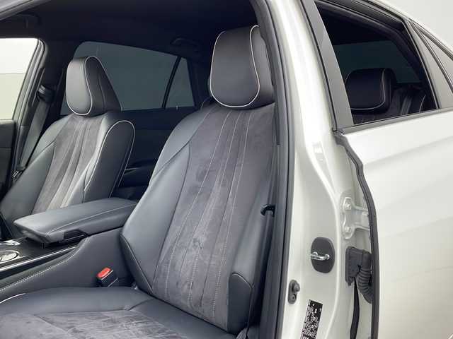 トヨタ クラウン ハイブリッド RS アドバンス 兵庫県 2019(令1)年 4.3万km ホワイトパールクリスタルシャイン ・Toyota Safety Sense/・プリクラッシュセーフティ/・レーントレーシングアシスト/・レーダークルーズコントロール（全車速追従機能付）/・ロードサインアシスト/・アダプティブハイビームシステム/・先行車発進告知機能/・ブラインドスポットモニター/・インテリジェントクリアランスソナー/・パーキングサポートブレーキ/・リヤクロストラフィックオートブレーキ/・リヤクロストラフィックアラート/・リヤカメラディテクション/・パノラミックビューモニター/・インテリジェントパーキングアシスト/・純正8インチナビ/CD/DVD/TV/SD/USB/Bluetooth/Miracast/・ヘッドアップディスプレイ/・ビルトインETC2.0/・AC100V電源/・ハーフレザー/・前席パワーシート/・前席シートヒーター/・ステアリングヒーター/・パドルシフト/・社外レーダー探知機ZERO 807LV/・デジタルインナーミラー