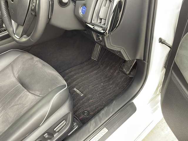 トヨタ クラウン ハイブリッド RS アドバンス 兵庫県 2019(令1)年 4.3万km ホワイトパールクリスタルシャイン ・Toyota Safety Sense/・プリクラッシュセーフティ/・レーントレーシングアシスト/・レーダークルーズコントロール（全車速追従機能付）/・ロードサインアシスト/・アダプティブハイビームシステム/・先行車発進告知機能/・ブラインドスポットモニター/・インテリジェントクリアランスソナー/・パーキングサポートブレーキ/・リヤクロストラフィックオートブレーキ/・リヤクロストラフィックアラート/・リヤカメラディテクション/・パノラミックビューモニター/・インテリジェントパーキングアシスト/・純正8インチナビ/CD/DVD/TV/SD/USB/Bluetooth/Miracast/・ヘッドアップディスプレイ/・ビルトインETC2.0/・AC100V電源/・ハーフレザー/・前席パワーシート/・前席シートヒーター/・ステアリングヒーター/・パドルシフト/・社外レーダー探知機ZERO 807LV/・デジタルインナーミラー