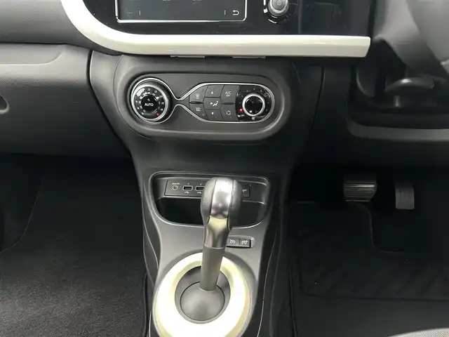 ルノー トゥインゴ EDC 茨城県 2019(令1)年 0.5万km 緑 後期型 /ディスプレイOD /CarPlay /BT /衝突軽減警告 /レーンアシスト /バックソナー /クルーズコントロール /ドライブレコーダー /オートライト /純正15インチアルミホイール /フロアマット /禁煙車