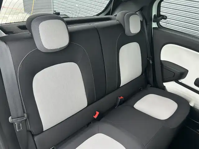 ルノー トゥインゴ EDC 茨城県 2019(令1)年 0.5万km 緑 後期型 /ディスプレイOD /CarPlay /BT /衝突軽減警告 /レーンアシスト /バックソナー /クルーズコントロール /ドライブレコーダー /オートライト /純正15インチアルミホイール /フロアマット /禁煙車