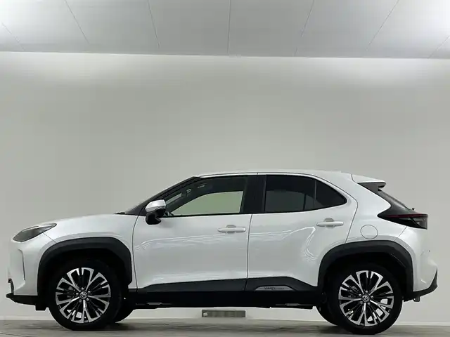 トヨタ ヤリスクロス ハイブリッド Z 埼玉県 2023(令5)年 2.1万km プラチナホワイトパールマイカ 純正８型ＤＡ　Ｂカメラ　温シート　ＢＳＭ　ＥＴＣ　１００Ｖ　レーダークルーズコントロール　コーナーセンサー　衝突軽減システム　ハーフレザーシート　電動リアゲート　パワーシート　スペアキー　ＢＴ　ＴＶ