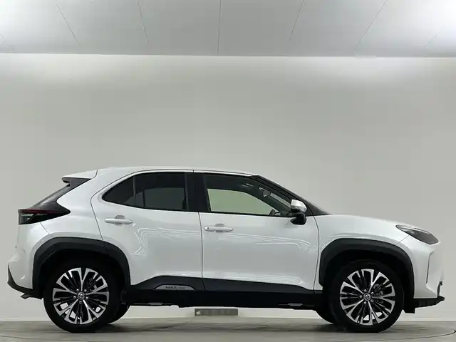 トヨタ ヤリスクロス ハイブリッド Z 埼玉県 2023(令5)年 2.1万km プラチナホワイトパールマイカ 純正８型ＤＡ　Ｂカメラ　温シート　ＢＳＭ　ＥＴＣ　１００Ｖ　レーダークルーズコントロール　コーナーセンサー　衝突軽減システム　ハーフレザーシート　電動リアゲート　パワーシート　スペアキー　ＢＴ　ＴＶ