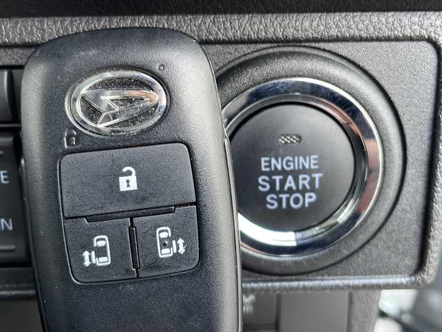 ダイハツ ムーヴ キャンバス ストライプス G 山口県 2024(令6)年 1万km シャイニングホワイトパール/スムーズグレーマイカメタリック 純正ディスプレイオーディオ/・CD/CDチェンジャー/・AM/FM/・iPod/USB接続/・フロントAUX/バックカメラ/スマートアシスト/・衝突警報機能/・ブレーキ制御付誤発進抑制機能/・車線逸脱警報機能/・ふらつき警報/・路外逸脱警報機能/・先行車発進お知らせ機能/・標識認識機能/・クリアランスソナー/LEDオートライト/LEDフォグランプ/D席/N席シートヒーター/ドリンクホルダーヒーター/マルチインフォメーションディスプレイ/スマートキー/イモビライザー/プッシュスタート/スペアキー1本/PWRモード切替スイッチ/USBソケット/運転席シートリフター/ベンチシート/アームレスト/後席シートアンダートレー/後席ISOFIXシート/UVカットプライバシーガラス/分割可倒式リアシート/電子パーキングブレーキ/両側パワースライドドア/挟み込み防止機能/予約OPEN機能/取り扱い説明書/保証書