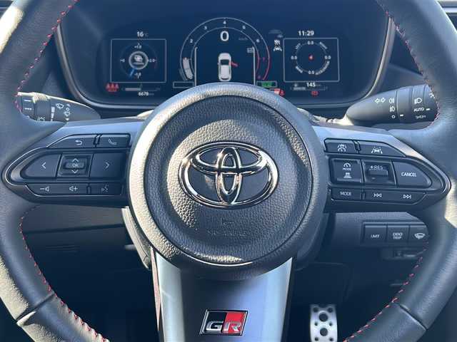 トヨタ ＧＲカローラ RZ 愛知県 2024(令6)年 0.7万km ガンＭⅡ ・禁煙車/・純正ディスプレイオーディオ/・ナビ付/フルセグＴＶ/・Bluetooth/USB/・JBLサウンド/・バックカメラ/・ビルトインＥＴＣ2.0/・前後ドライブレコーダー/・トヨタセーフティーセンス/・PCS/LTA/LDA/・オートハイビーム/・BSM/RSA/RCTA/・ヘッドアップディスプレイ/・レーダークルーズコントロール/・クリアランスソナー/・D/N席シートヒーター/・ステアリングヒーター/・ステアスイッチ/・プッシュスタート/・黒合皮ハーフレザーシート/・LEDオートライト/・フォグランプ/・電動格納ウィンカーミラー/・４WDモードセレクト/・ドライブモード/・横滑り防止装置/・純正18インチアルミ/・純正フロアマット/・新車保証書/取扱説明書