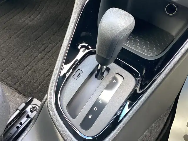 トヨタ ヤリス ハイブリッド G 三重県 2021(令3)年 3.2万km ブラック/コーラルクリスタルシャイン トヨタセーフティセンス/プリクラッシュセーフティ/リアクロストラフィックアラート/ブラインドスポットモニター/レーダークルーズコントロール/パーキングサポートブレーキ/ロードサインアシスト/純正ディスプレイオーディオ/Miracast/Bluetooth/バックガイドモニター/スマートキー/プッシュスタート/クリアランスソナー/純正15インチアルミ/オートリトラクタブルミラー/ターンミラー/横滑り防止