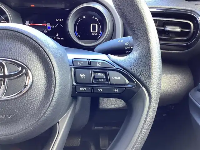 トヨタ ヤリス ハイブリッド G 三重県 2021(令3)年 3.2万km ブラック/コーラルクリスタルシャイン トヨタセーフティセンス/プリクラッシュセーフティ/リアクロストラフィックアラート/ブラインドスポットモニター/レーダークルーズコントロール/パーキングサポートブレーキ/ロードサインアシスト/純正ディスプレイオーディオ/Miracast/Bluetooth/バックガイドモニター/スマートキー/プッシュスタート/クリアランスソナー/純正15インチアルミ/オートリトラクタブルミラー/ターンミラー/横滑り防止