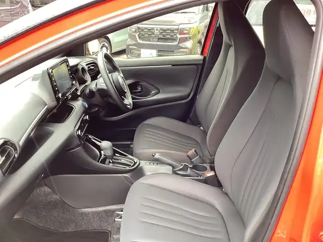 トヨタ ヤリス ハイブリッド G 三重県 2021(令3)年 3.2万km ブラック/コーラルクリスタルシャイン トヨタセーフティセンス/プリクラッシュセーフティ/リアクロストラフィックアラート/ブラインドスポットモニター/レーダークルーズコントロール/パーキングサポートブレーキ/ロードサインアシスト/純正ディスプレイオーディオ/Miracast/Bluetooth/バックガイドモニター/スマートキー/プッシュスタート/クリアランスソナー/純正15インチアルミ/オートリトラクタブルミラー/ターンミラー/横滑り防止