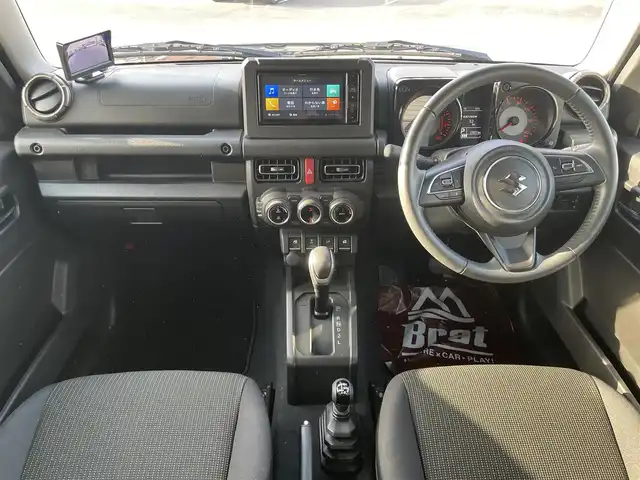 スズキ ジムニー XC 愛知県 2022(令4)年 1.8万km ブルーイッシュブラックパール3 AIS検査済み/【2409016473】/Little　G　キット（社外）/・フロントグリル/・フロントバンパー/・サイドモール/・G15エンブレム/・スペアタイヤカバー/新品タイヤ（グラバスジュニア）社外/新品アルミホイール（TOYOオープンカントリーR/T）社外/リフトアップキット（社外）/フロントカメラ（社外）/モニター（社外）/クリアサイドマーカー（社外）/LEDヘッドライト/ウィンカーミラー/スズキセーフティーサポート/アイドリングストップ/ヘッドライトウォッシャー/革巻きステアリング/ビルドインETC/純正フロアマット/カロッツェリアナビ/ダウンヒルアシストコントロール/前席シートヒーター/社外パーツ取り付けあり