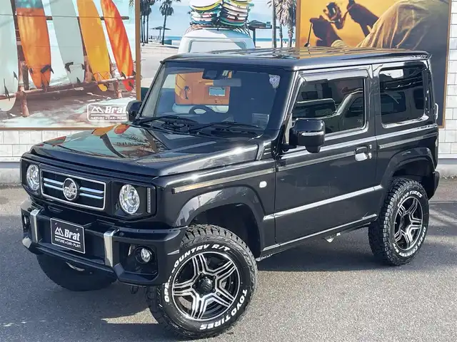 スズキ ジムニー XC 愛知県 2022(令4)年 1.8万km ブルーイッシュブラックパール3 AIS検査済み/【2409016473】/Little　G　キット（社外）/・フロントグリル/・フロントバンパー/・サイドモール/・G15エンブレム/・スペアタイヤカバー/新品タイヤ（グラバスジュニア）社外/新品アルミホイール（TOYOオープンカントリーR/T）社外/リフトアップキット（社外）/フロントカメラ（社外）/モニター（社外）/クリアサイドマーカー（社外）/LEDヘッドライト/ウィンカーミラー/スズキセーフティーサポート/アイドリングストップ/ヘッドライトウォッシャー/革巻きステアリング/ビルドインETC/純正フロアマット/カロッツェリアナビ/ダウンヒルアシストコントロール/前席シートヒーター/社外パーツ取り付けあり