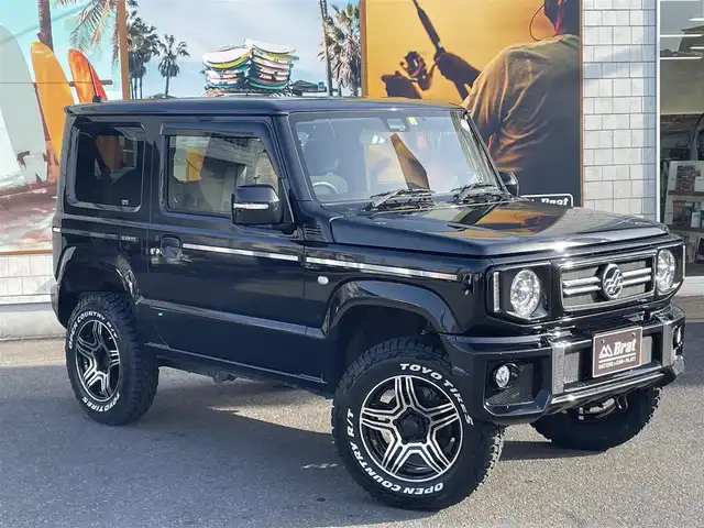 スズキ ジムニー XC 愛知県 2022(令4)年 1.8万km ブルーイッシュブラックパール3 AIS検査済み/【2409016473】/Little　G　キット（社外）/・フロントグリル/・フロントバンパー/・サイドモール/・G15エンブレム/・スペアタイヤカバー/新品タイヤ（グラバスジュニア）社外/新品アルミホイール（TOYOオープンカントリーR/T）社外/リフトアップキット（社外）/フロントカメラ（社外）/モニター（社外）/クリアサイドマーカー（社外）/LEDヘッドライト/ウィンカーミラー/スズキセーフティーサポート/アイドリングストップ/ヘッドライトウォッシャー/革巻きステアリング/ビルドインETC/純正フロアマット/カロッツェリアナビ/ダウンヒルアシストコントロール/前席シートヒーター/社外パーツ取り付けあり