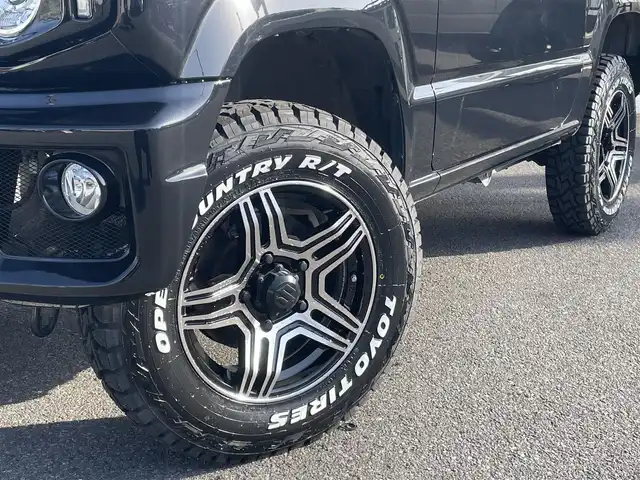 スズキ ジムニー XC 愛知県 2022(令4)年 1.8万km ブルーイッシュブラックパール3 AIS検査済み/【2409016473】/Little　G　キット（社外）/・フロントグリル/・フロントバンパー/・サイドモール/・G15エンブレム/・スペアタイヤカバー/新品タイヤ（グラバスジュニア）社外/新品アルミホイール（TOYOオープンカントリーR/T）社外/リフトアップキット（社外）/フロントカメラ（社外）/モニター（社外）/クリアサイドマーカー（社外）/LEDヘッドライト/ウィンカーミラー/スズキセーフティーサポート/アイドリングストップ/ヘッドライトウォッシャー/革巻きステアリング/ビルドインETC/純正フロアマット/カロッツェリアナビ/ダウンヒルアシストコントロール/前席シートヒーター/社外パーツ取り付けあり