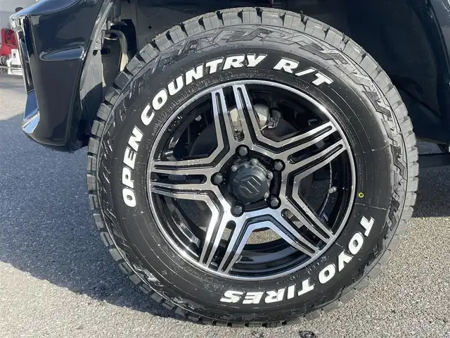 スズキ ジムニー XC 愛知県 2022(令4)年 1.8万km ブルーイッシュブラックパール3 AIS検査済み/【2409016473】/Little　G　キット（社外）/・フロントグリル/・フロントバンパー/・サイドモール/・G15エンブレム/・スペアタイヤカバー/新品タイヤ（グラバスジュニア）社外/新品アルミホイール（TOYOオープンカントリーR/T）社外/リフトアップキット（社外）/フロントカメラ（社外）/モニター（社外）/クリアサイドマーカー（社外）/LEDヘッドライト/ウィンカーミラー/スズキセーフティーサポート/アイドリングストップ/ヘッドライトウォッシャー/革巻きステアリング/ビルドインETC/純正フロアマット/カロッツェリアナビ/ダウンヒルアシストコントロール/前席シートヒーター/社外パーツ取り付けあり