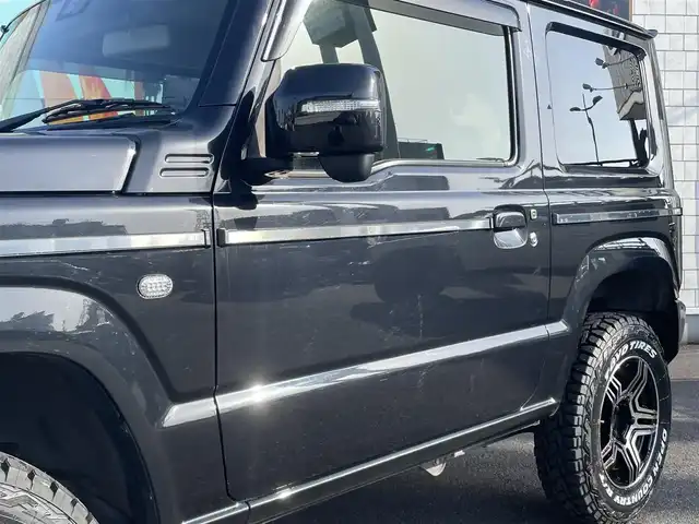 スズキ ジムニー XC 愛知県 2022(令4)年 1.8万km ブルーイッシュブラックパール3 AIS検査済み/【2409016473】/Little　G　キット（社外）/・フロントグリル/・フロントバンパー/・サイドモール/・G15エンブレム/・スペアタイヤカバー/新品タイヤ（グラバスジュニア）社外/新品アルミホイール（TOYOオープンカントリーR/T）社外/リフトアップキット（社外）/フロントカメラ（社外）/モニター（社外）/クリアサイドマーカー（社外）/LEDヘッドライト/ウィンカーミラー/スズキセーフティーサポート/アイドリングストップ/ヘッドライトウォッシャー/革巻きステアリング/ビルドインETC/純正フロアマット/カロッツェリアナビ/ダウンヒルアシストコントロール/前席シートヒーター/社外パーツ取り付けあり
