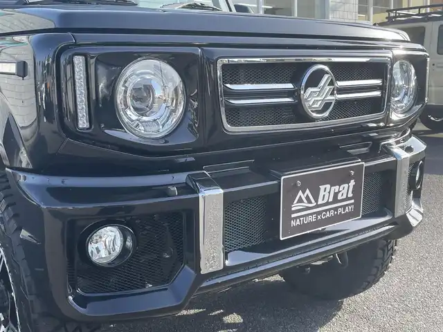 スズキ ジムニー XC 愛知県 2022(令4)年 1.8万km ブルーイッシュブラックパール3 AIS検査済み/【2409016473】/Little　G　キット（社外）/・フロントグリル/・フロントバンパー/・サイドモール/・G15エンブレム/・スペアタイヤカバー/新品タイヤ（グラバスジュニア）社外/新品アルミホイール（TOYOオープンカントリーR/T）社外/リフトアップキット（社外）/フロントカメラ（社外）/モニター（社外）/クリアサイドマーカー（社外）/LEDヘッドライト/ウィンカーミラー/スズキセーフティーサポート/アイドリングストップ/ヘッドライトウォッシャー/革巻きステアリング/ビルドインETC/純正フロアマット/カロッツェリアナビ/ダウンヒルアシストコントロール/前席シートヒーター/社外パーツ取り付けあり