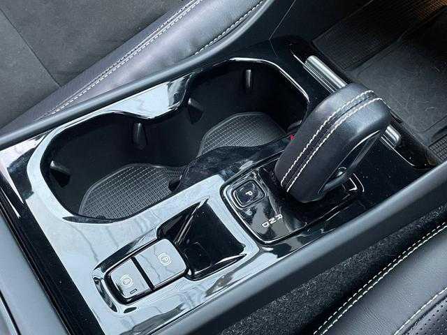 ボルボ ＸＣ４０ T4 AWD Rデザイン 埼玉県 2019(令1)年 5.9万km 黒 ワンオーナー/パノラマサンルーフ/黒ハーフレザーシート/３６０度カメラ/ＡＣＣ/ＡｐｐｌｅＣａｒＰｌａｙ/純正HDDナビ/フルセグ/ＬＫＡ/ＢＬＩＳ/パワーシート/シートヒーター/ＬＥＤ/純正１９インチＡＷ