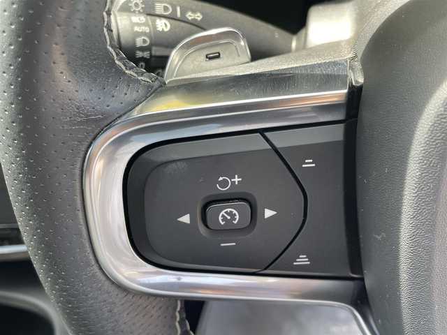 ボルボ ＸＣ４０ T4 AWD Rデザイン 青森県 2019(令1)年 5.9万km オニキスブラックP /ワンオーナー/4WD/ターボ/パノラマサンルーフ/黒ハーフレザーシート/３６０度カメラ/ＡＣＣ/ＡｐｐｌｅＣａｒＰｌａｙ/純正HDDナビ/　(フルセグTV/USB/Bt)/ＬＫＡ/ＢＬＩＳ/D席メモリー付き/　前席パワーシート/前席シートヒーター/ＬＥＤオートライト/LEDフォグランプ/純正１９インチアルミホイール/ウインカーミラー /ブラックルーフレール/ヘットライトウオッシャー/前後バンパーソナー/社外レーダー探知機/革巻きステア/ノブ/パドルシフト/プッシュスタートシステム/W/サイド/カーテンエアバッグ /ABS/スマートキー