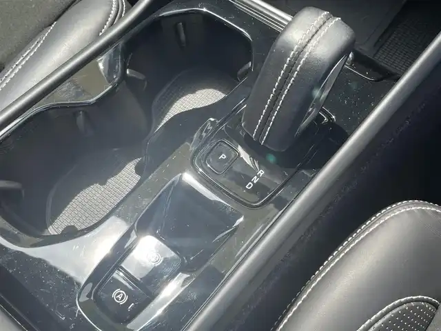 ボルボ ＸＣ４０ T4 AWD Rデザイン 青森県 2019(令1)年 5.9万km オニキスブラックP /ワンオーナー/4WD/ターボ/パノラマサンルーフ/黒ハーフレザーシート/３６０度カメラ/ＡＣＣ/ＡｐｐｌｅＣａｒＰｌａｙ/純正HDDナビ/　(フルセグTV/USB/Bt)/ＬＫＡ/ＢＬＩＳ/D席メモリー付き/　前席パワーシート/前席シートヒーター/ＬＥＤオートライト/LEDフォグランプ/純正１９インチアルミホイール/ウインカーミラー /ブラックルーフレール/ヘットライトウオッシャー/前後バンパーソナー/社外レーダー探知機/革巻きステア/ノブ/パドルシフト/プッシュスタートシステム/W/サイド/カーテンエアバッグ /ABS/スマートキー