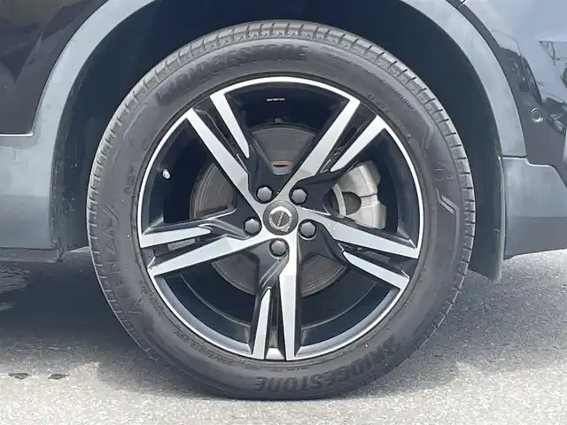 ボルボ ＸＣ４０ T4 AWD Rデザイン 青森県 2019(令1)年 5.9万km オニキスブラックP /ワンオーナー/4WD/ターボ/パノラマサンルーフ/黒ハーフレザーシート/３６０度カメラ/ＡＣＣ/ＡｐｐｌｅＣａｒＰｌａｙ/純正HDDナビ/　(フルセグTV/USB/Bt)/ＬＫＡ/ＢＬＩＳ/D席メモリー付き/　前席パワーシート/前席シートヒーター/ＬＥＤオートライト/LEDフォグランプ/純正１９インチアルミホイール/ウインカーミラー /ブラックルーフレール/ヘットライトウオッシャー/前後バンパーソナー/社外レーダー探知機/革巻きステア/ノブ/パドルシフト/プッシュスタートシステム/W/サイド/カーテンエアバッグ /ABS/スマートキー