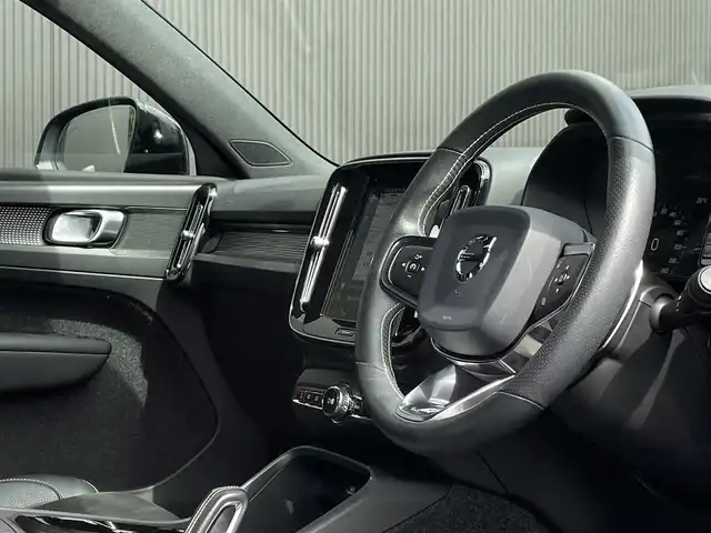 ボルボ ＸＣ４０ T4 AWD Rデザイン 長野県 2019(令1)年 5.9万km オニキスブラックP ワンオーナー/4WD/ターボ/パノラマサンルーフ/パドルシフト/黒ハーフレザーシート/３６０度カメラ/ＡＣＣ/ＡｐｐｌｅＣａｒＰｌａｙ/AndroidAuto/純正HDDナビ/　(フルセグTV/USB/Bluetooth)/ＬＫＡ/ＢＬＩＳ/D席メモリー付き/　前席パワーシート/前席シートヒーター/ＬＥＤオートライト/LEDフォグランプ/純正１９インチアルミホイール/ウインカーミラー /ブラックルーフレール/ヘットライトウオッシャー/前後バンパーソナー/社外レーダー探知機/革巻きステア/ノブ/プッシュスタートシステム/W/サイド/カーテンエアバッグ /ABS/スマートキー
