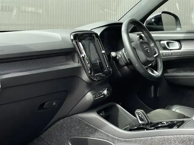 ボルボ ＸＣ４０ T4 AWD Rデザイン 長野県 2019(令1)年 5.9万km オニキスブラックP ワンオーナー/4WD/ターボ/パノラマサンルーフ/パドルシフト/黒ハーフレザーシート/３６０度カメラ/ＡＣＣ/ＡｐｐｌｅＣａｒＰｌａｙ/AndroidAuto/純正HDDナビ/　(フルセグTV/USB/Bluetooth)/ＬＫＡ/ＢＬＩＳ/D席メモリー付き/　前席パワーシート/前席シートヒーター/ＬＥＤオートライト/LEDフォグランプ/純正１９インチアルミホイール/ウインカーミラー /ブラックルーフレール/ヘットライトウオッシャー/前後バンパーソナー/社外レーダー探知機/革巻きステア/ノブ/プッシュスタートシステム/W/サイド/カーテンエアバッグ /ABS/スマートキー